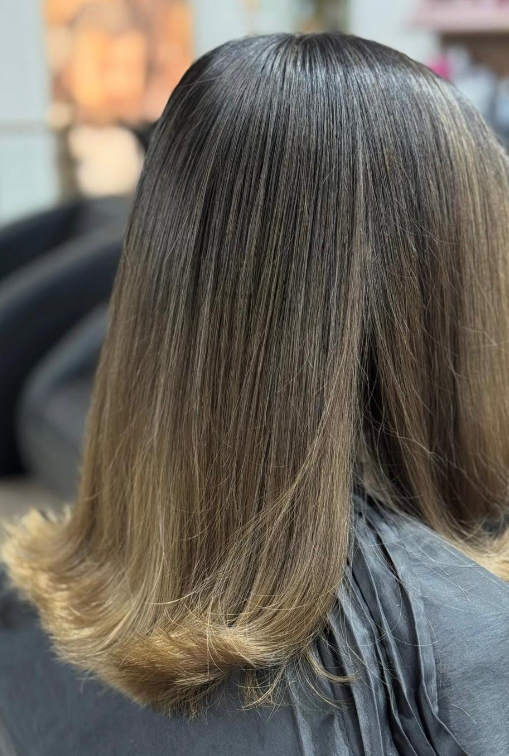 Balayage mit sanftem Übergang von dunklem Ansatz zu warmem Blond