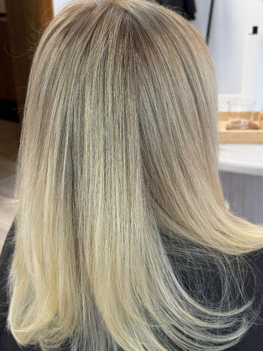 Blonde Balayage von hinten mit hellem Farbverlauf zu den Spitzen