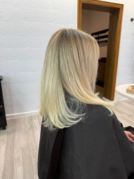 Mittellanges blondes Haar mit Balayage und glattem Finish