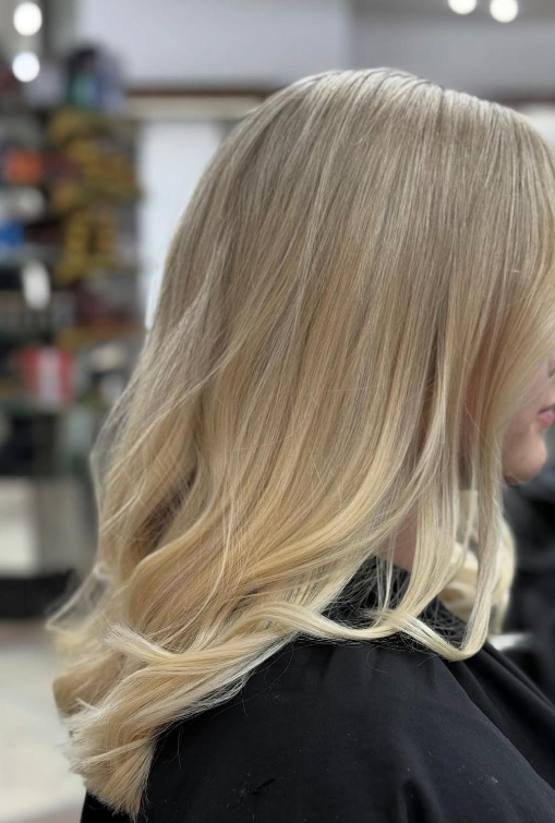 Blondes Styling mit weichen Wellen und natürlichem Farbverlauf